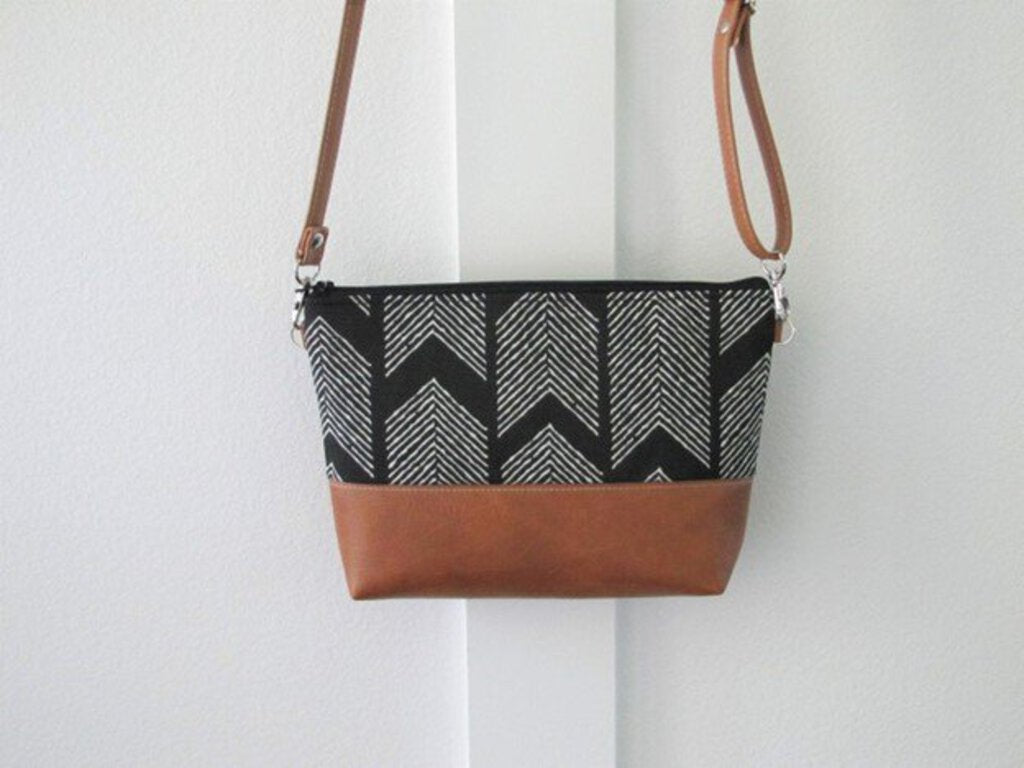 LARGE CROSSBODY BAGS: DIFFERENT DESIGNS TO CHOOSE FROM