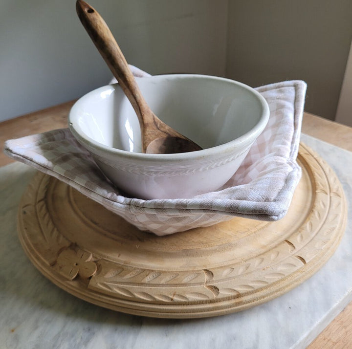 MICROWAVE BOWL COZY. TAUPE CHECK