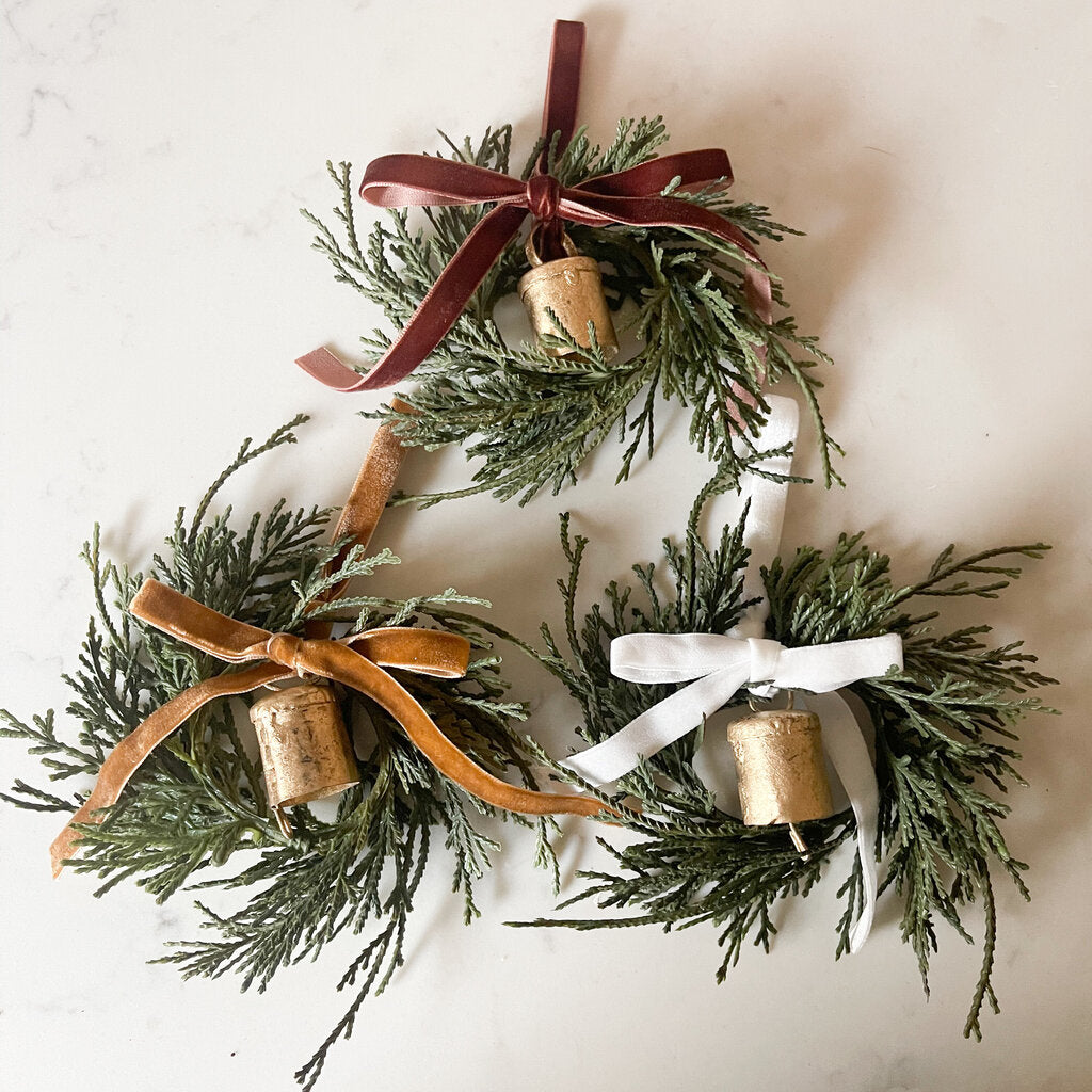 WREATH WITH BELL ORNAMENTS