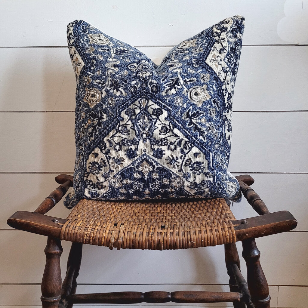 EMIL PILLOW (2 OPTIONS)