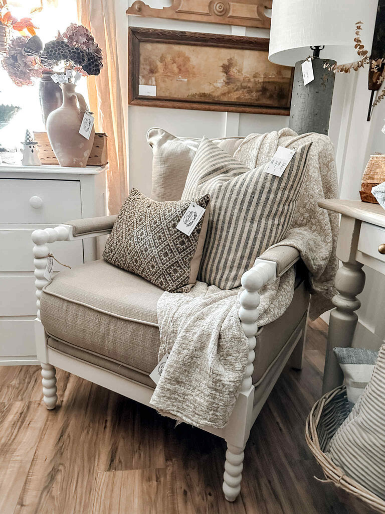 SPINDLE CHAIR (29"Wx33"Tx37"T)