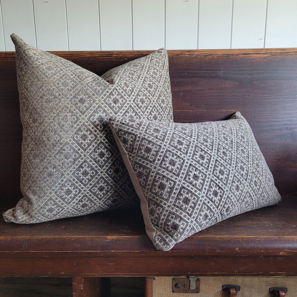 GABLE LUMBAR PILLOW (2 OPTIONS)