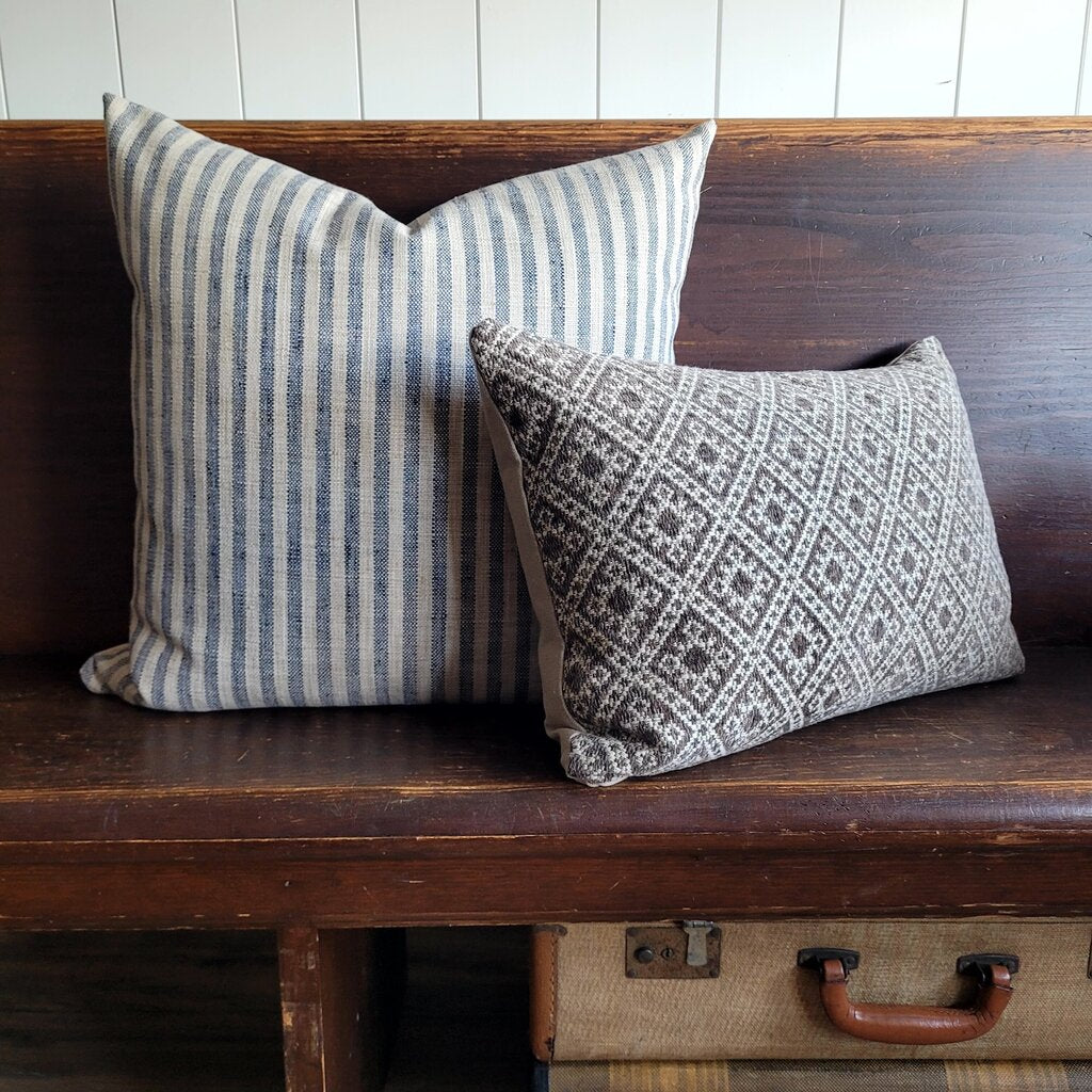 GABLE LUMBAR PILLOW (2 OPTIONS)