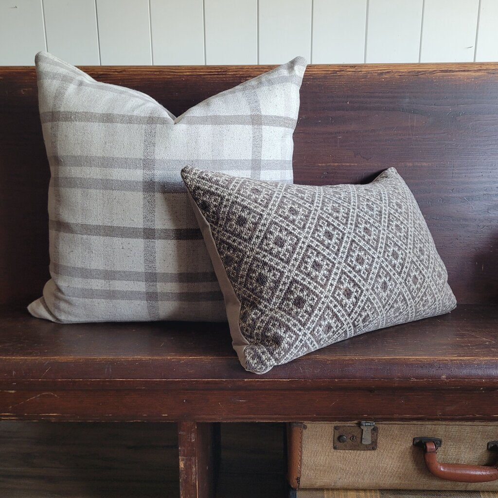 GABLE LUMBAR PILLOW (2 OPTIONS)