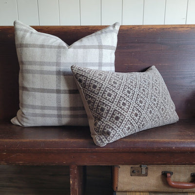 GABLE LUMBAR PILLOW (2 OPTIONS)