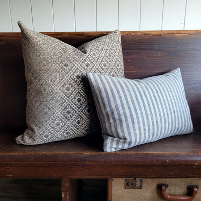 GABLE PILLOW (2 OPTIONS)