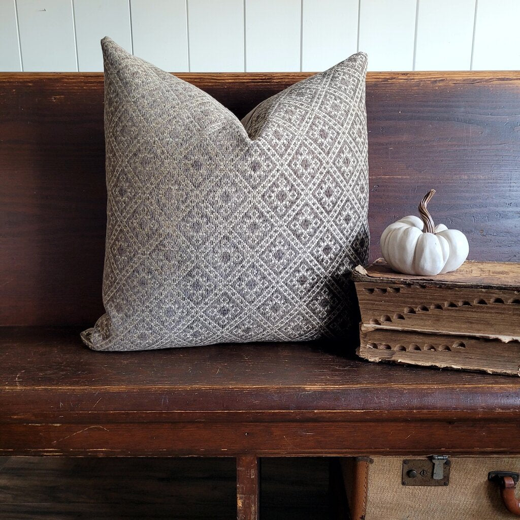 GABLE PILLOW (2 OPTIONS)