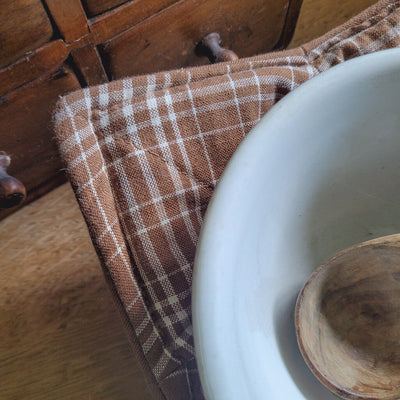 MICROWAVE BOWL COZY. Brown/plaid