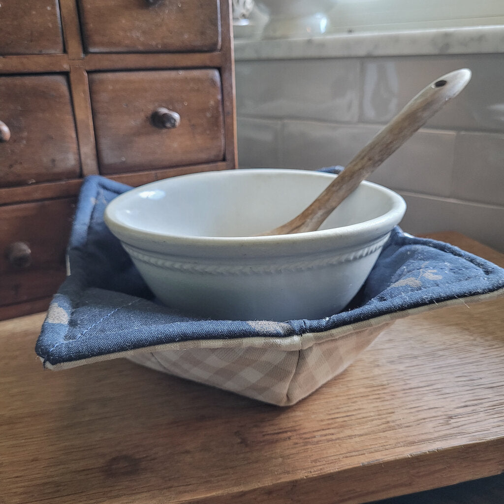 MICROWAVE COZY. TAUPE CHECK/NAVY
