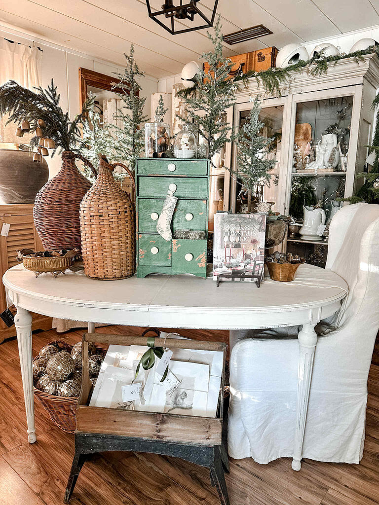 OLD WHITE OVAL TABLE 29.5"H