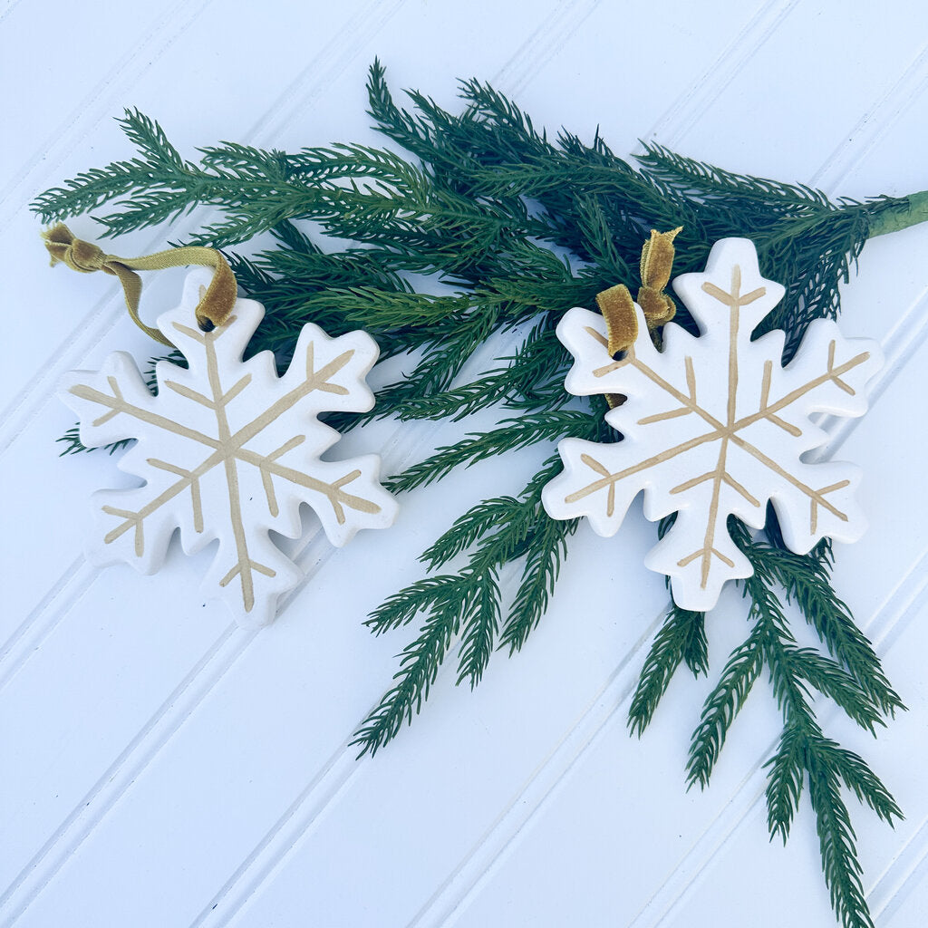 HAND PAINTED CERAMIC SNOWFLAKE ORNAMEMT 4.5"