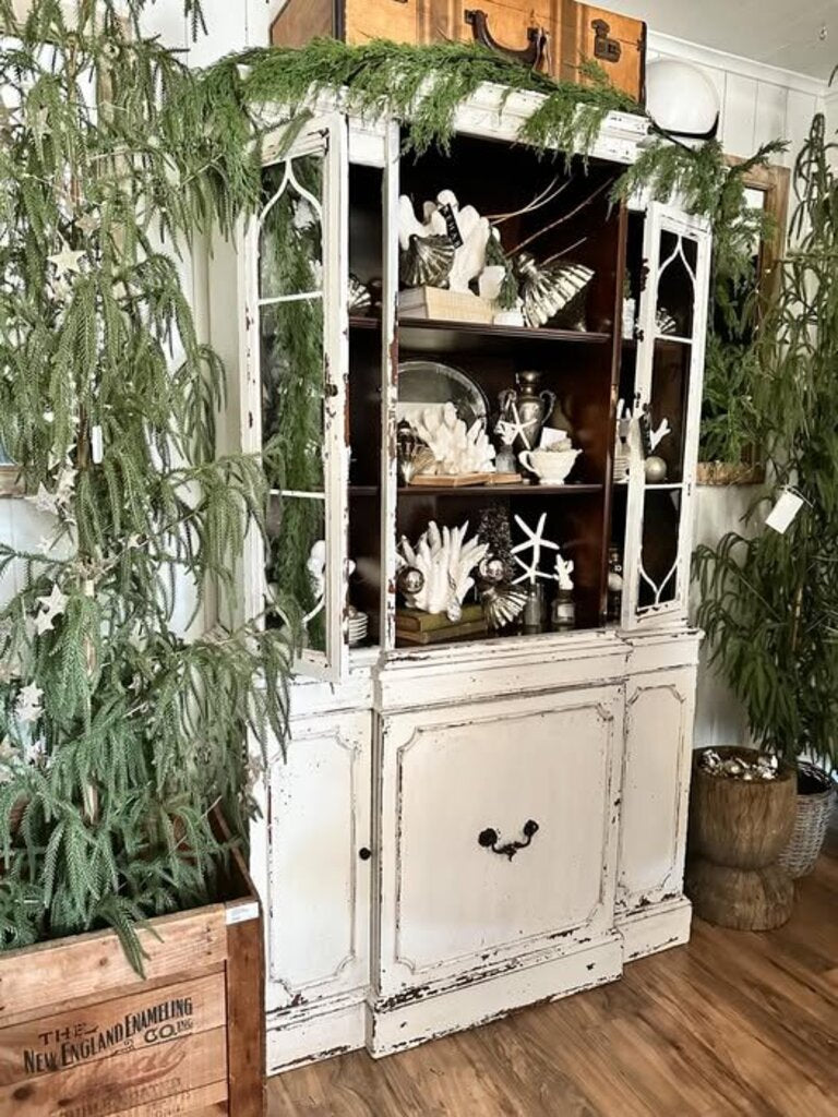WHITE CHIPPY CABINET /HUTCH