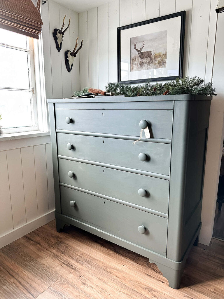 VINTAGE 4 DRAWER DRESSER (43W 20.5D 44T)