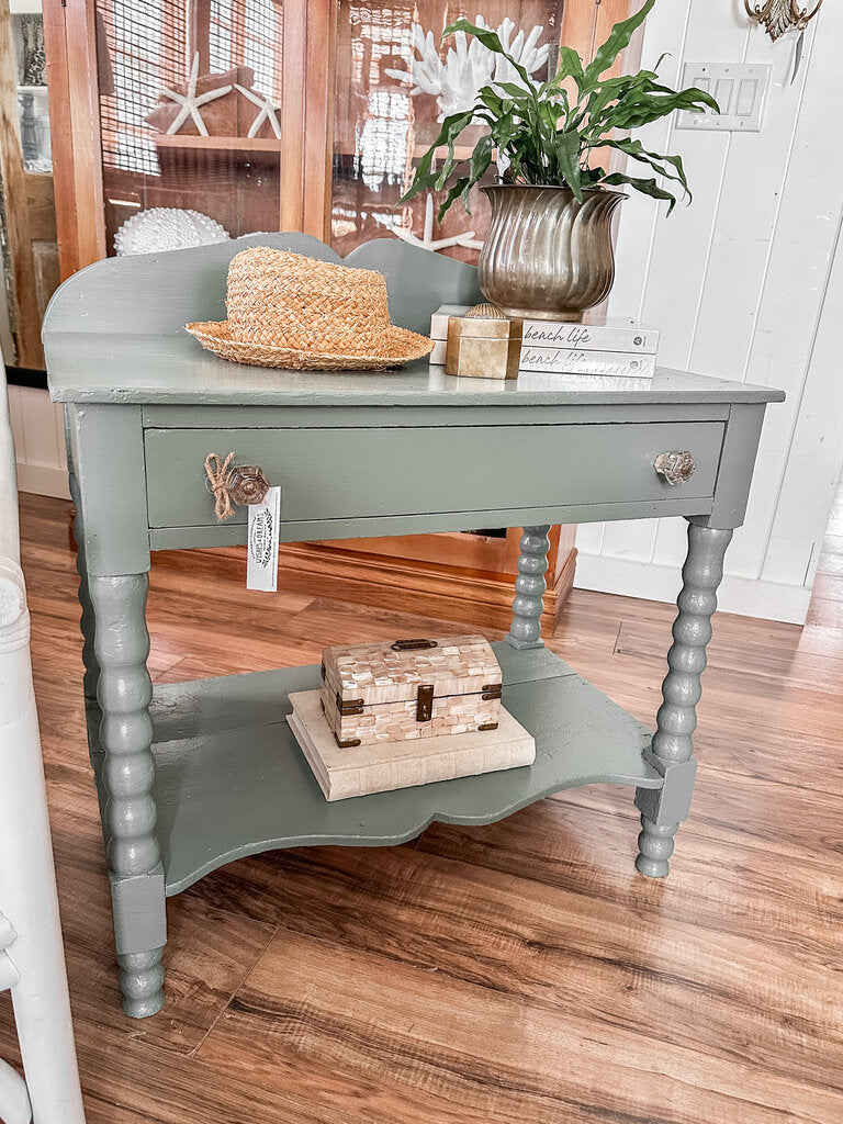 GREEN SPINDELY LEG SIDE TABLE (29"Wx17"Dx26"T)