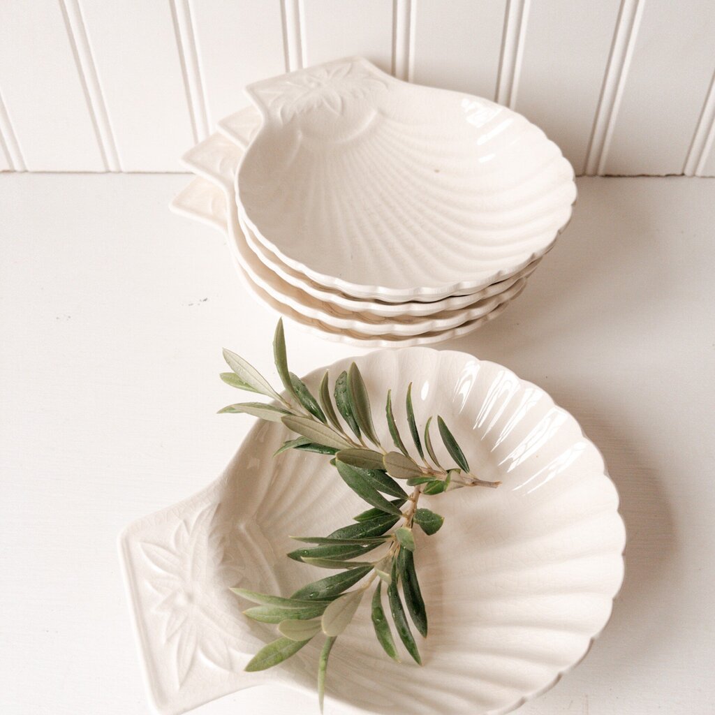 WHITE SHELL CERAMIC DISH