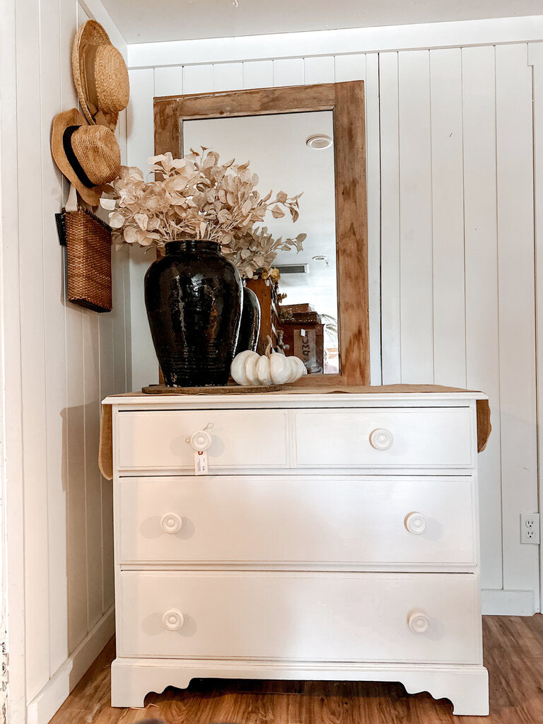 WHITE 3 DRAWER DRESSER (41W 19D 34T)
