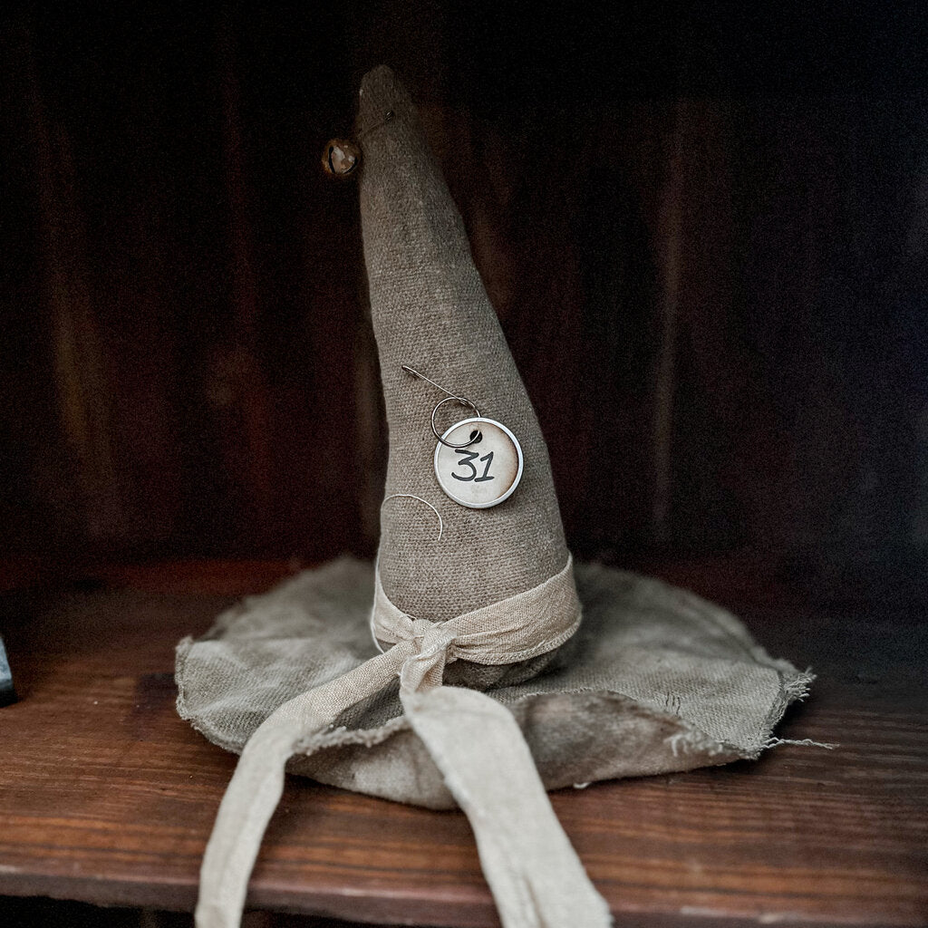 LARGE PRIM BLACK WITCH HAT