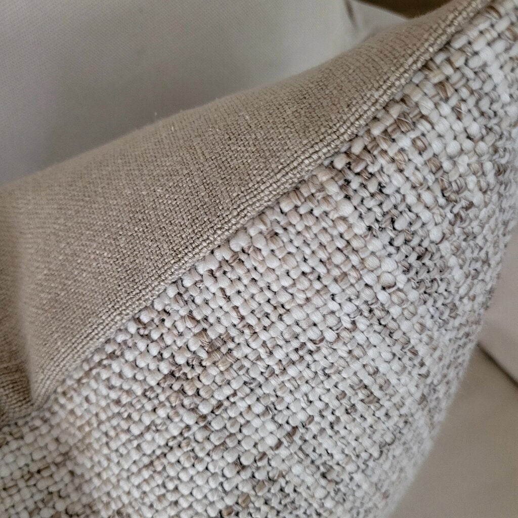 OLIVER PILLOW (18X18)