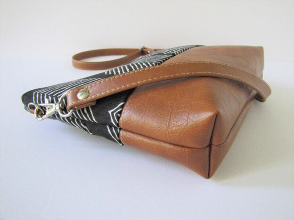 LARGE CROSSBODY BAGS: DIFFERENT DESIGNS TO CHOOSE FROM