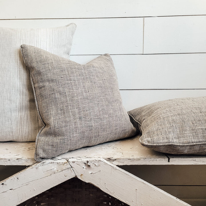 LAUREL PILLOW 18 X 18 (2 OPTIONS)