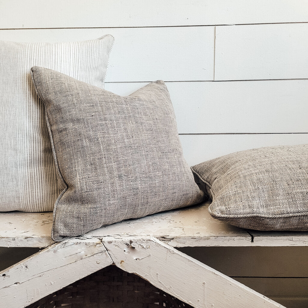 LAUREL PILLOW 18 X 18 (2 OPTIONS)