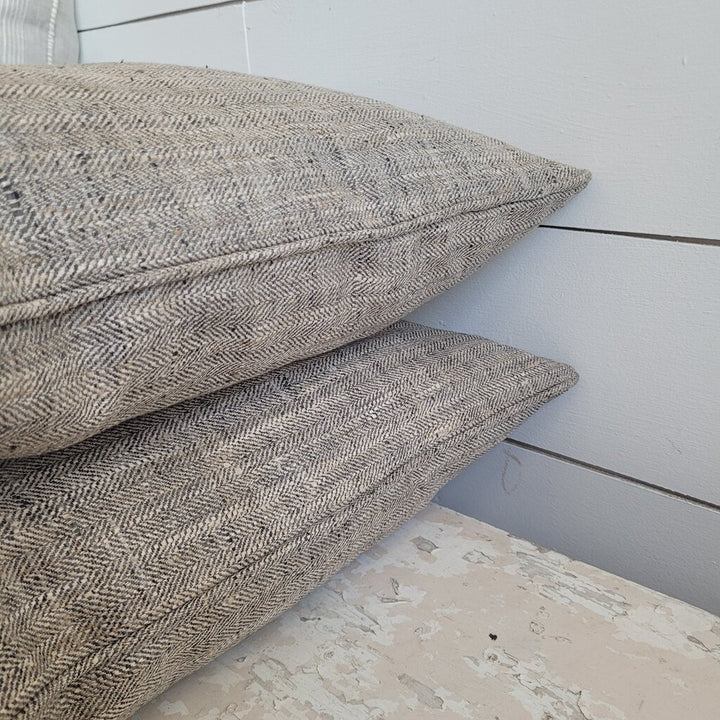 LAUREL PILLOW 18 X 18 (2 OPTIONS)