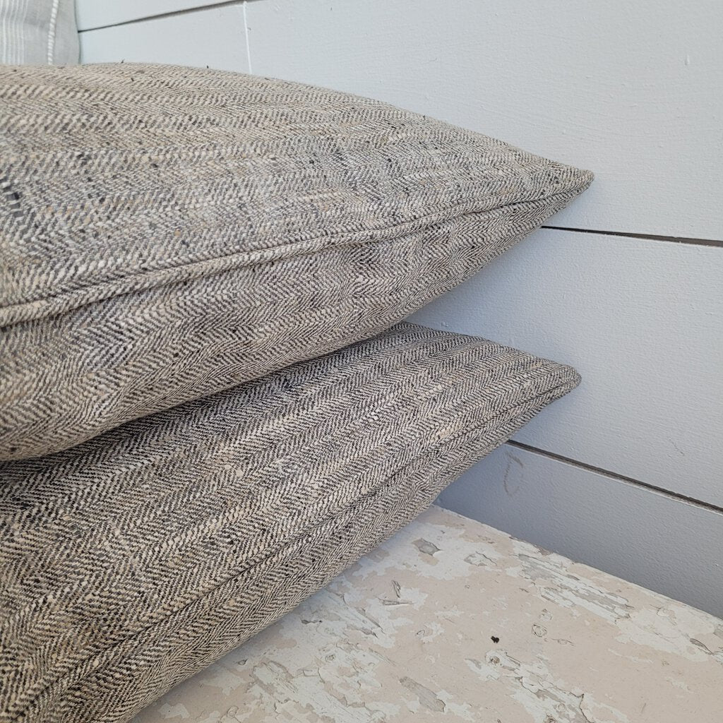 LAUREL PILLOW 18 X 18 (2 OPTIONS)