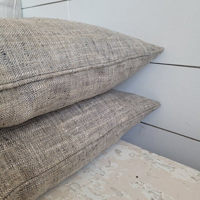 LAUREL PILLOW 18 X 18 (2 OPTIONS)