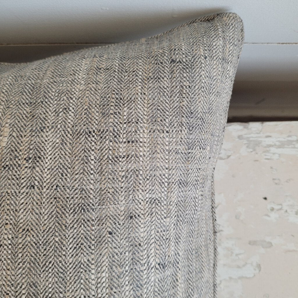 LAUREL PILLOW 18 X 18 (2 OPTIONS)