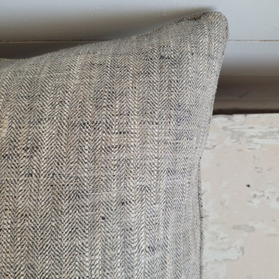 LAUREL PILLOW 18 X 18 (2 OPTIONS)